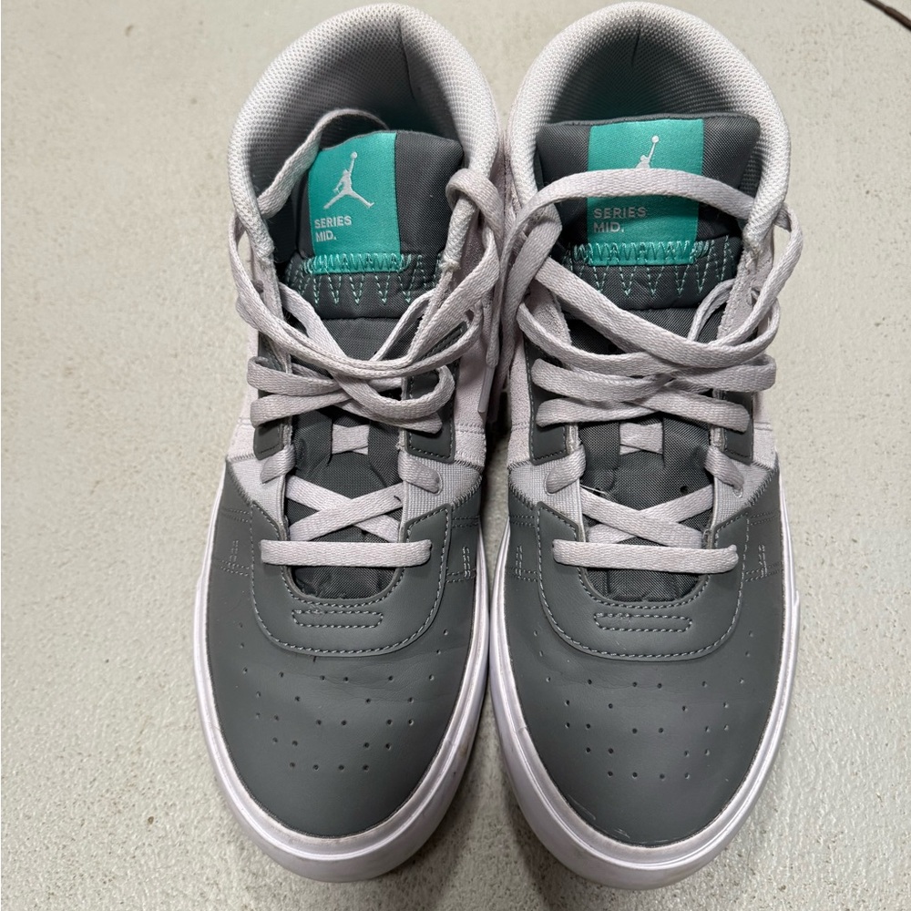 Jordan Series Mid Gray Sneakers